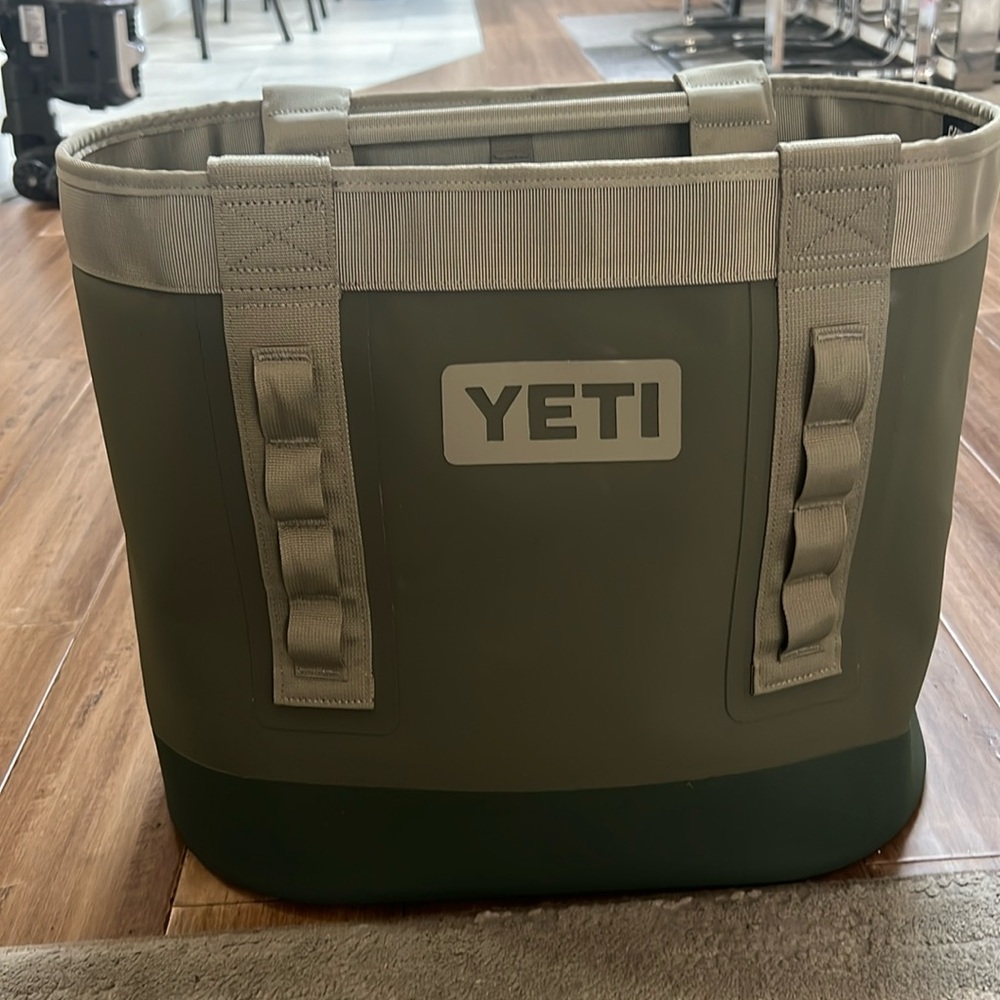 Yeti Camino Carryall 35